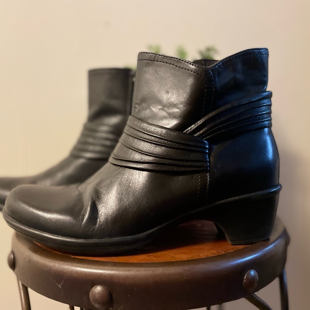 Clarks Leather Black Ankle Boots with Side Zips Rubber heels. Size 8